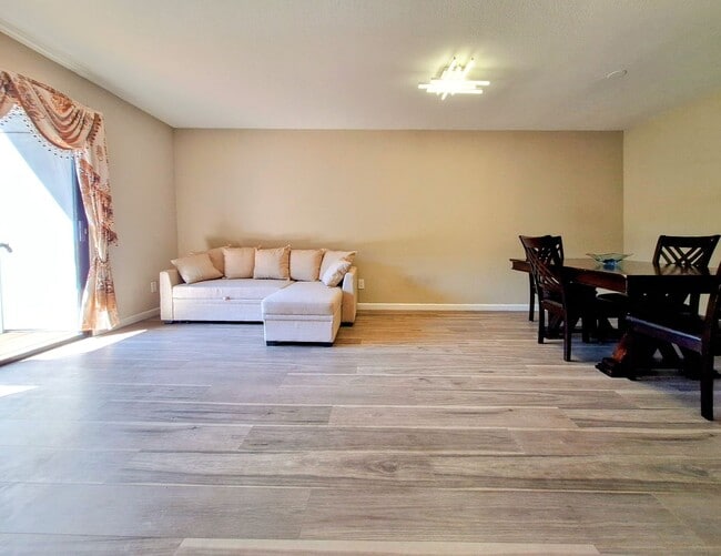 Building Photo - Beautiful Two-Story Condo With Pool, Hot T...