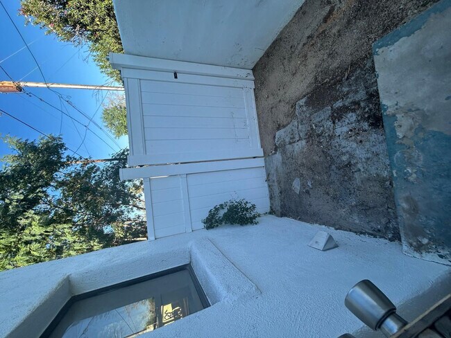 Building Photo - 5908 West Myrtle Ave