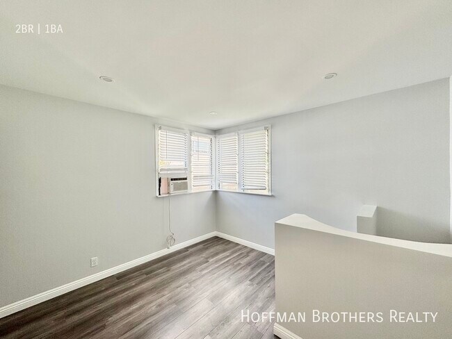 Building Photo - 427 N Oakhurst Dr