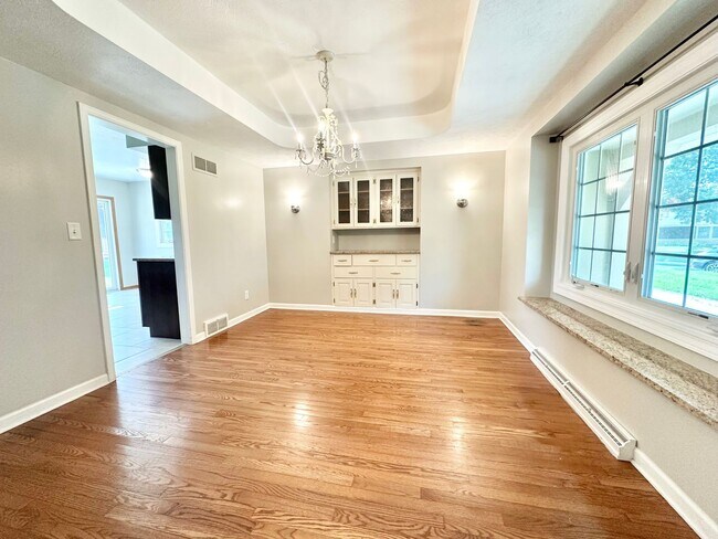 Building Photo - Desirable Mequon Home in Heart of Ville du...