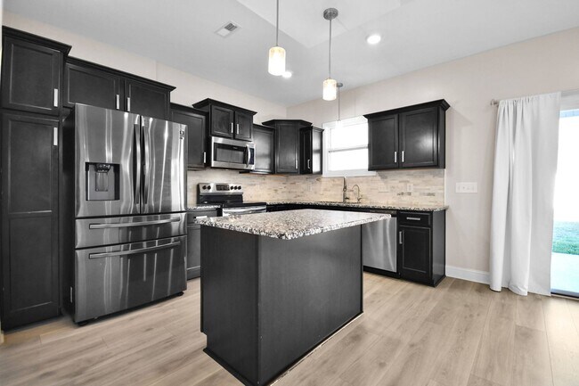 Building Photo - Pet Friendly Three Bedroom!