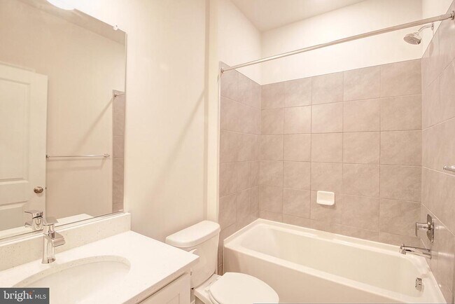 Building Photo - 470 Tiller St