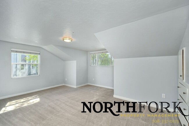 Building Photo - 1110 Manor Dr