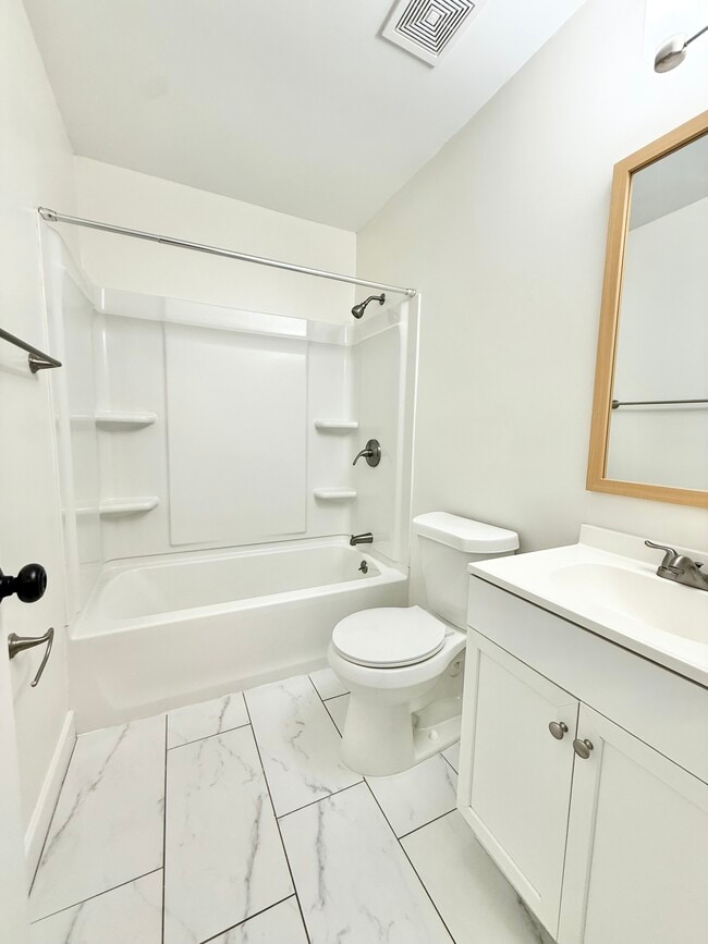 Full Bathroom - 276 Fleming Rd