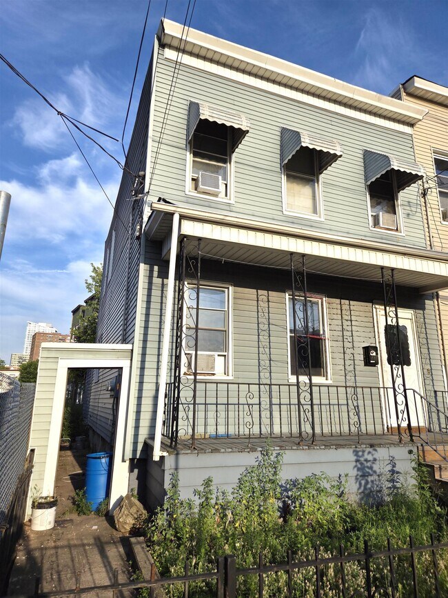 Building Photo - 190 Tonnelle Ave