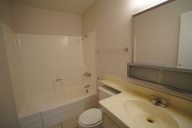 Building Photo - 3619 Villa Knolls E Dr