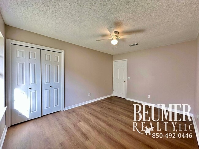 Building Photo - Spacious inside and out home for Rent