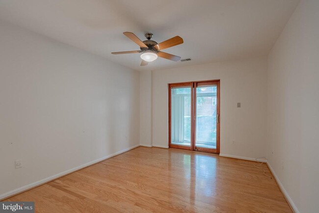 Building Photo - 1809 N Uhle St