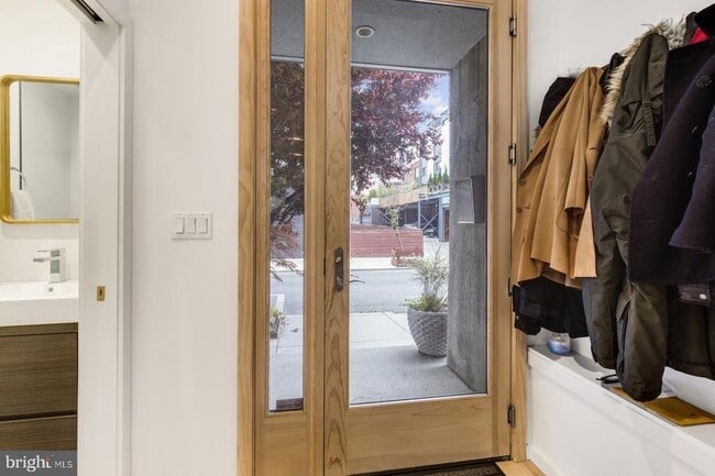 Building Photo - 1108 N Bodine St