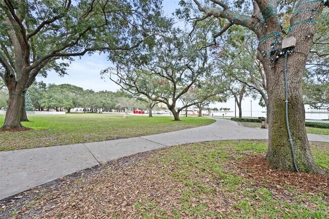 Building Photo - 176 4th Ave NE