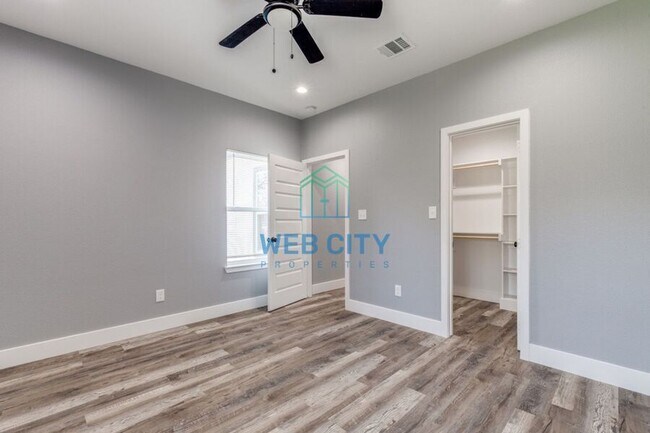 Building Photo - 3207 Mallory Dr