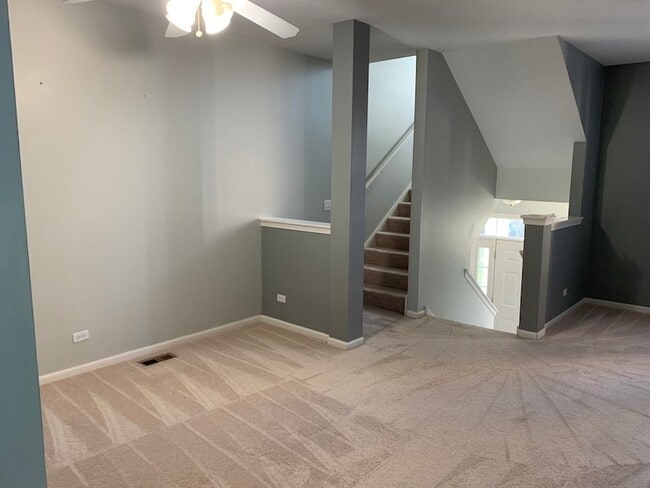 Building Photo - 929 Summit Creek Dr