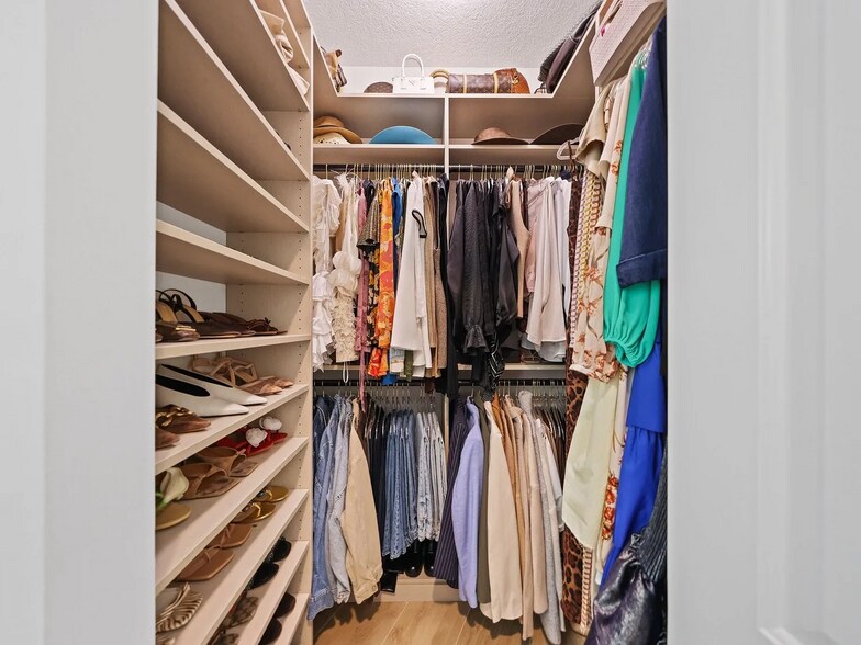 Building Photo - 347 N New River Dr E