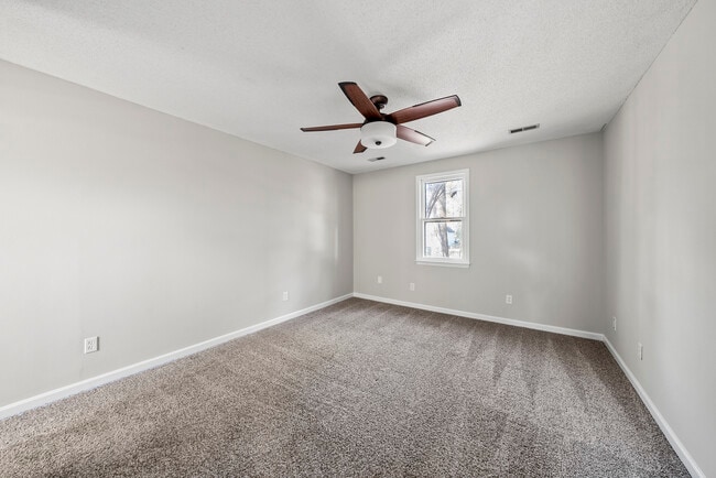 Building Photo - 7404 N Thorncliff Pl