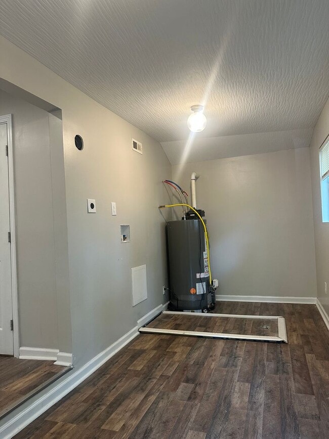 Building Photo - 3 Bedroom 2 Bathroom House for Rent on the...