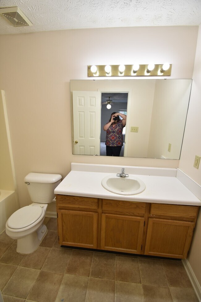 Building Photo - 202 Cobblestone Ct