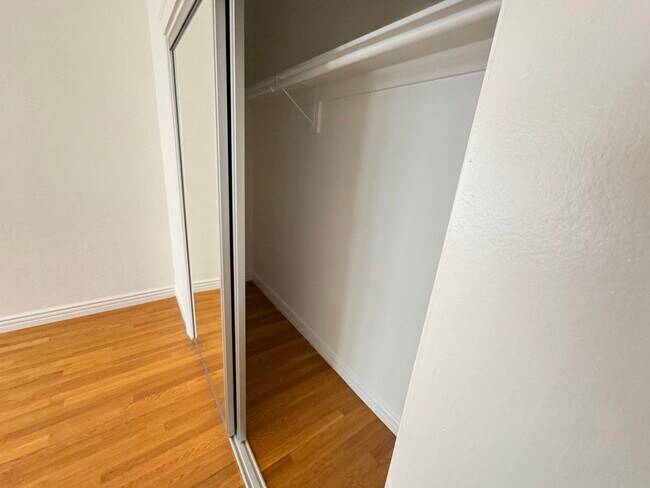 Building Photo - 1960 Argyle Ave