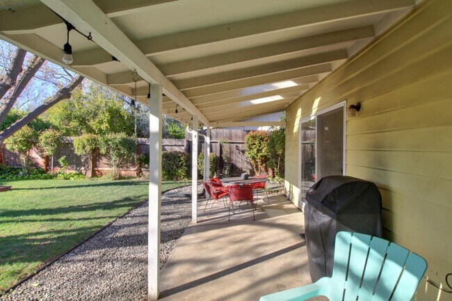 Building Photo - Great Central Davis 3 bedroom 2 bath home