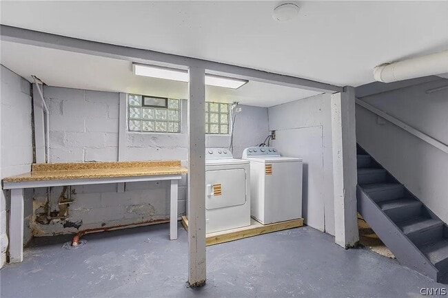Building Photo - 203 Maple St