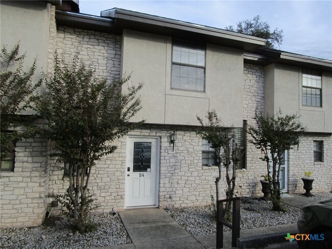 Building Photo - 421 Watts Ln