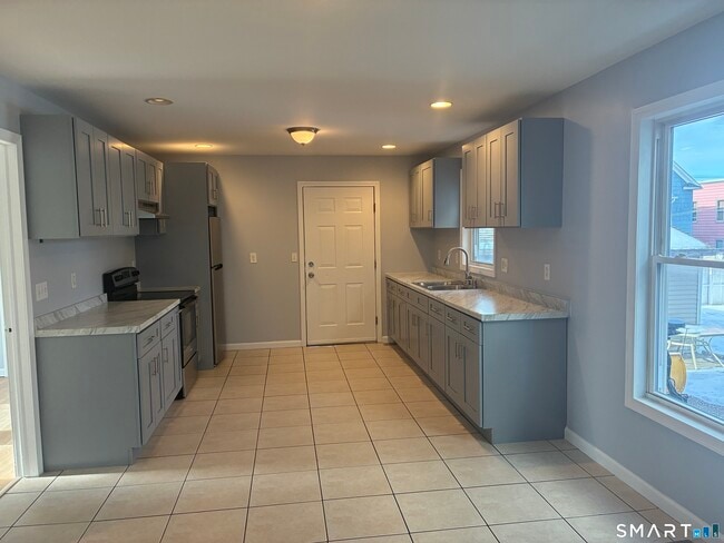 Building Photo - 75 Ash St