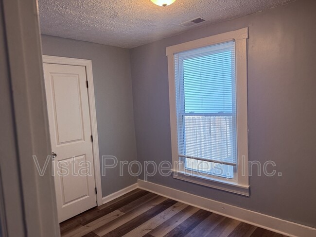 Building Photo - 538 University Ave