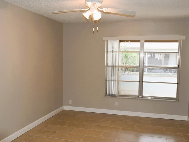 Building Photo - 163 Pinewood Ct