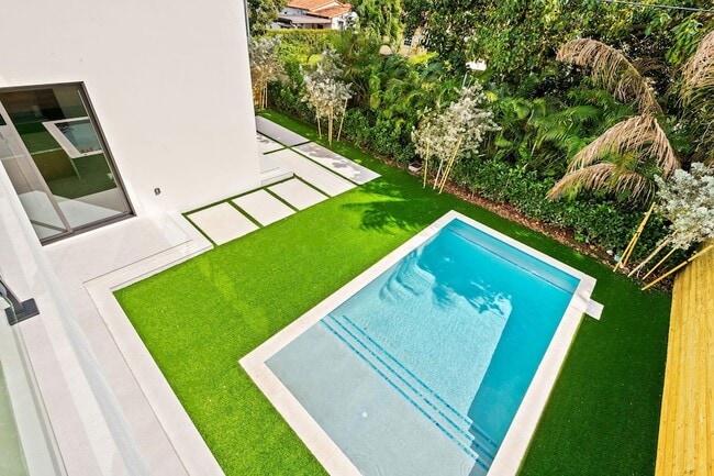 Building Photo - 2324 SW 26th St