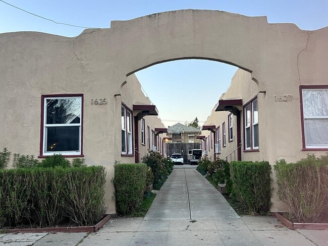 Building Photo - 1627 Fairview St