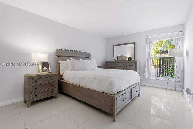 Building Photo - 2160 SW 16th Ave