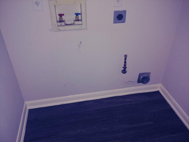 Building Photo - 211 Wild Buffalo Dr