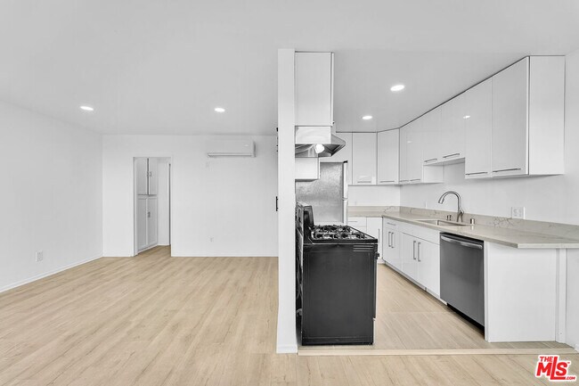 Building Photo - 926 N Spaulding Ave