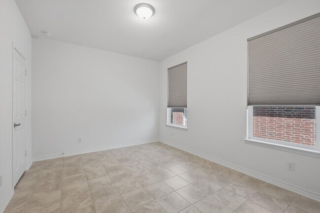 Building Photo - **Move-In Special, One Month Free**