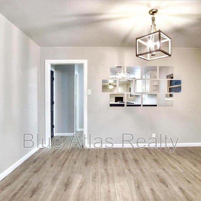 Building Photo - 608 W Pleasantview Dr