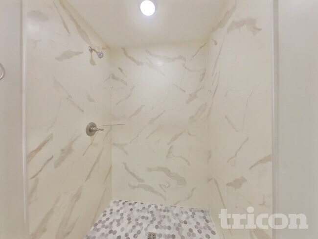 Building Photo - 716 Cedar Ln