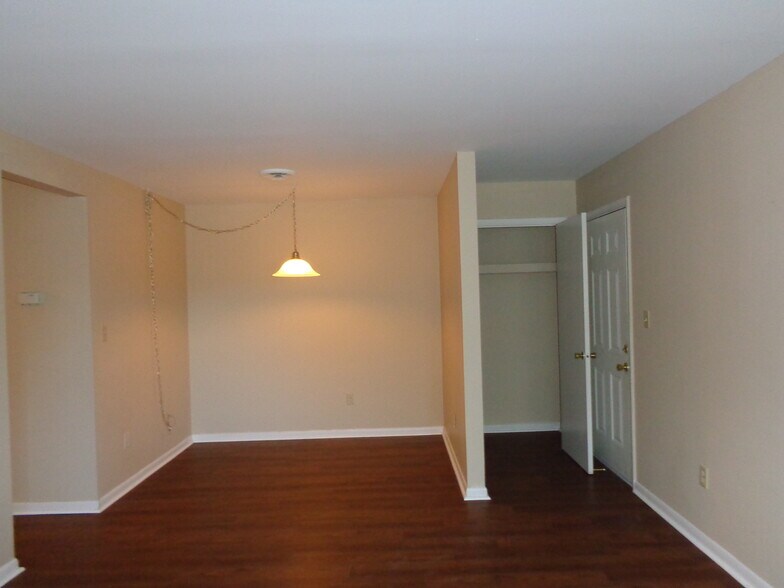 Dining Area, Closet, Entry - 6 Erbacon Rd