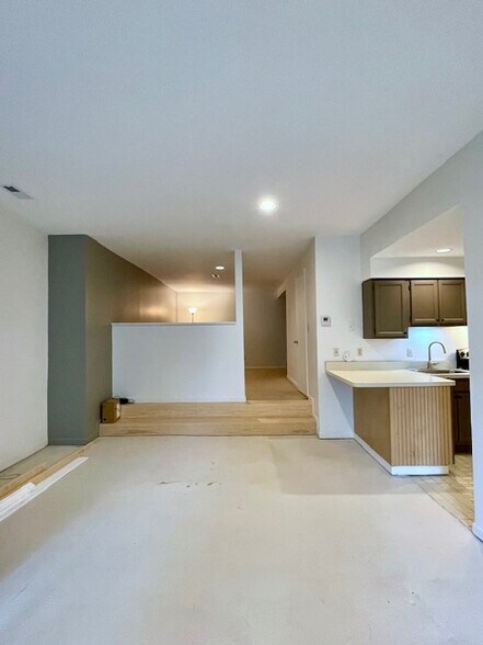 Building Photo - 543 Klotter Ave