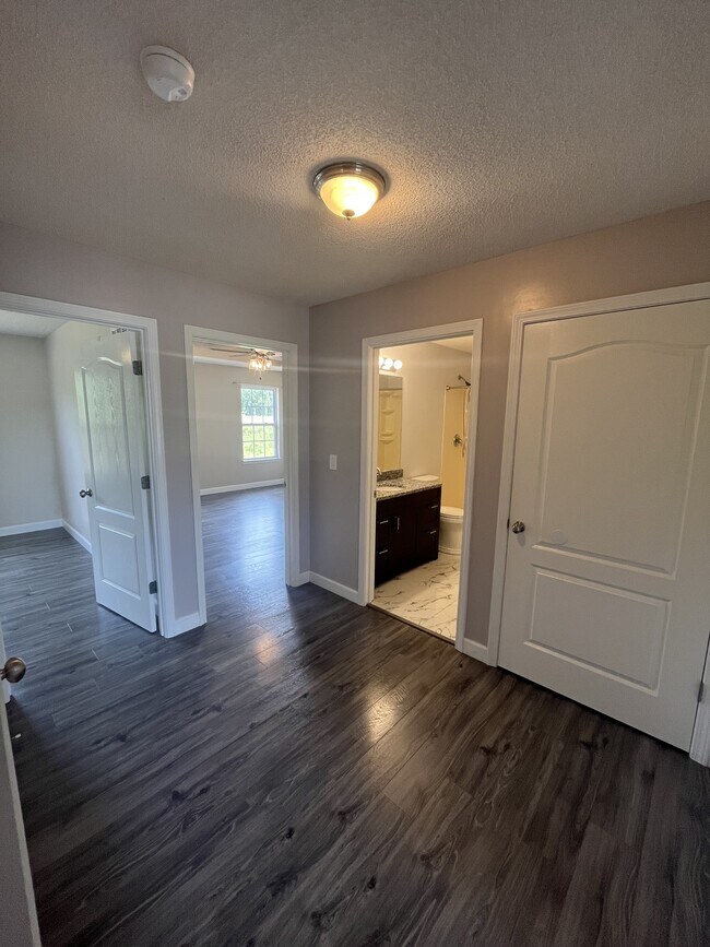 Building Photo - 723 Iron Horse Dr