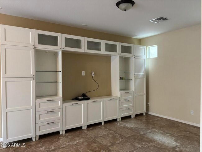 Building Photo - 948 S Huish Dr