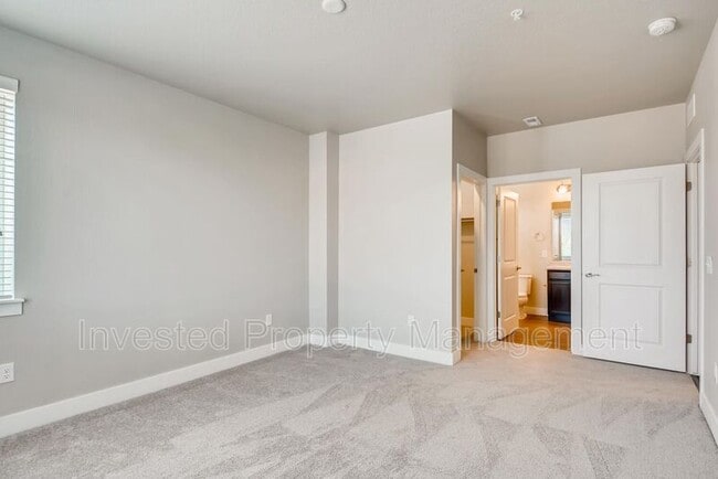 Building Photo - 981 S Sable Blvd