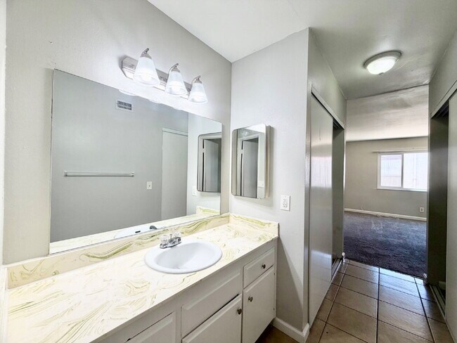 Building Photo - HIVE SUMMER MOVE-IN SPECIAL: 3 BEDROOM CONDO | COMMUNITY POOLS + WALKING TRAILS | CENTRAL LAS VEG...