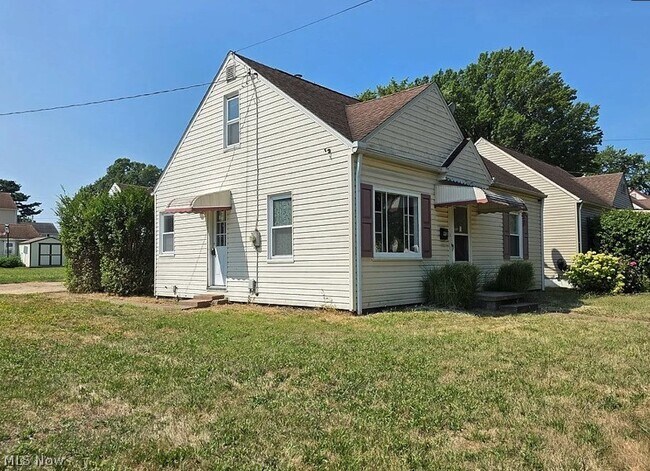 Building Photo - 912 E Archwood Ave