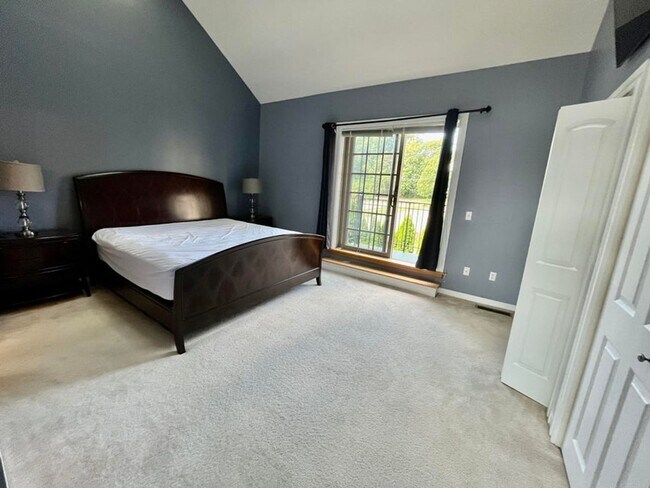 Building Photo - 3-bedroom, 2.5 bathroom partially furnished home in Saint Joseph