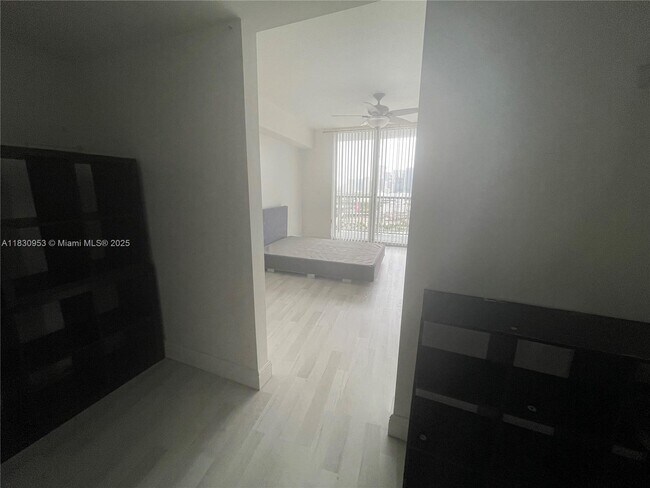 Building Photo - 1750 N Bayshore Dr