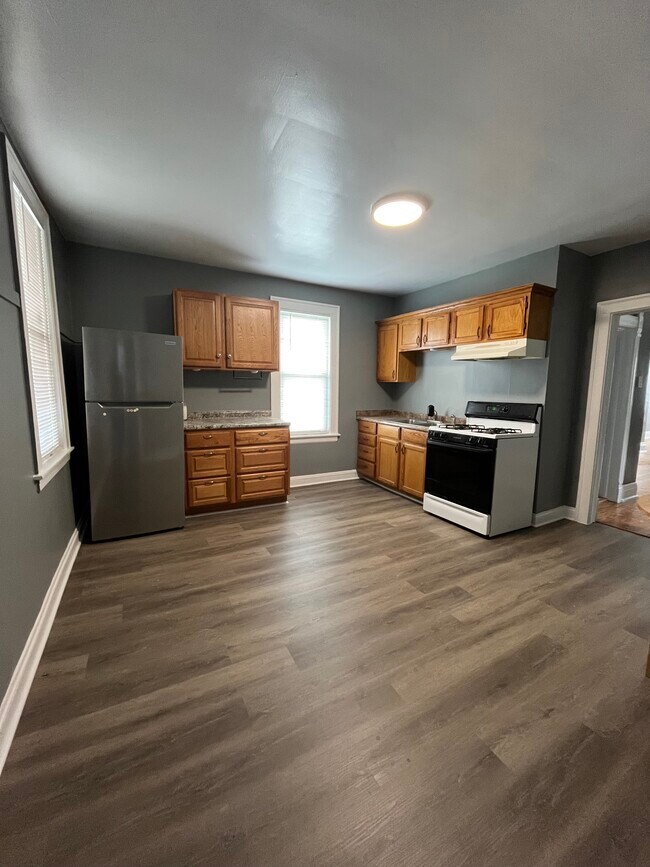 Building Photo - 10021 S Exchange Ave