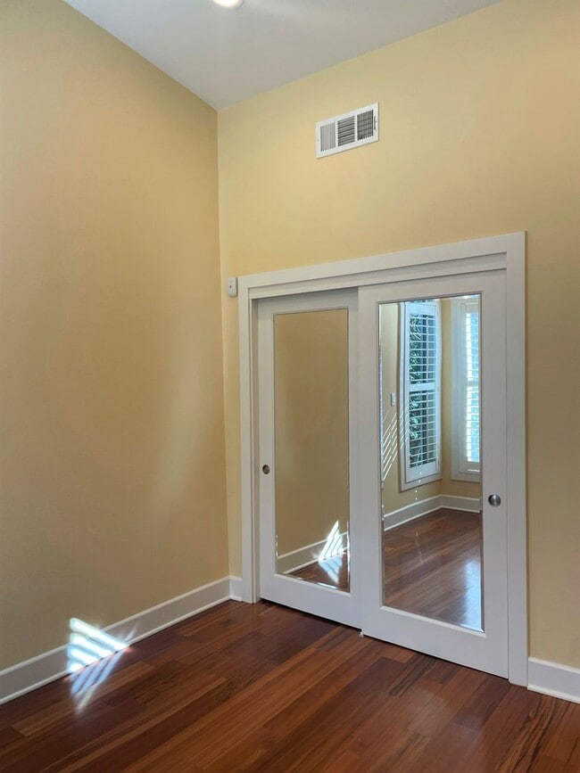Building Photo - Serene, Executive 5 Bedroom 3 Bath Home with Private Front yard and Backyard - Palo Alto