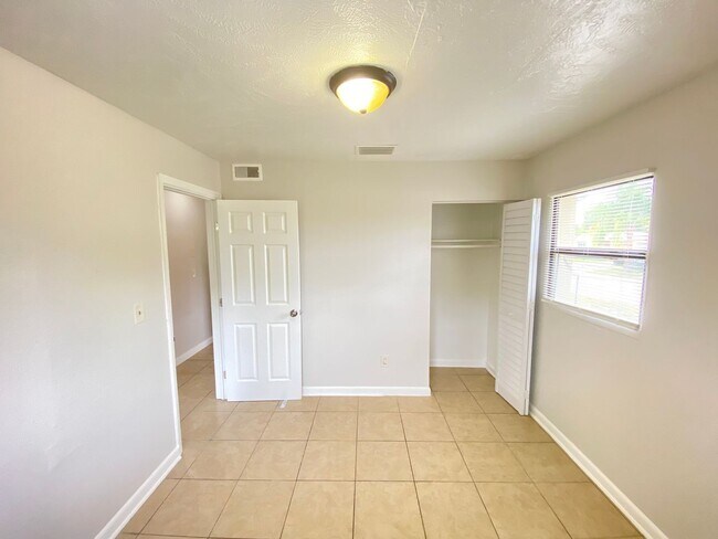 Building Photo - 601 Encino Way