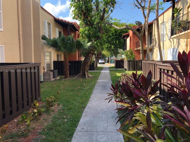 Building Photo - 10744 N Kendall Dr