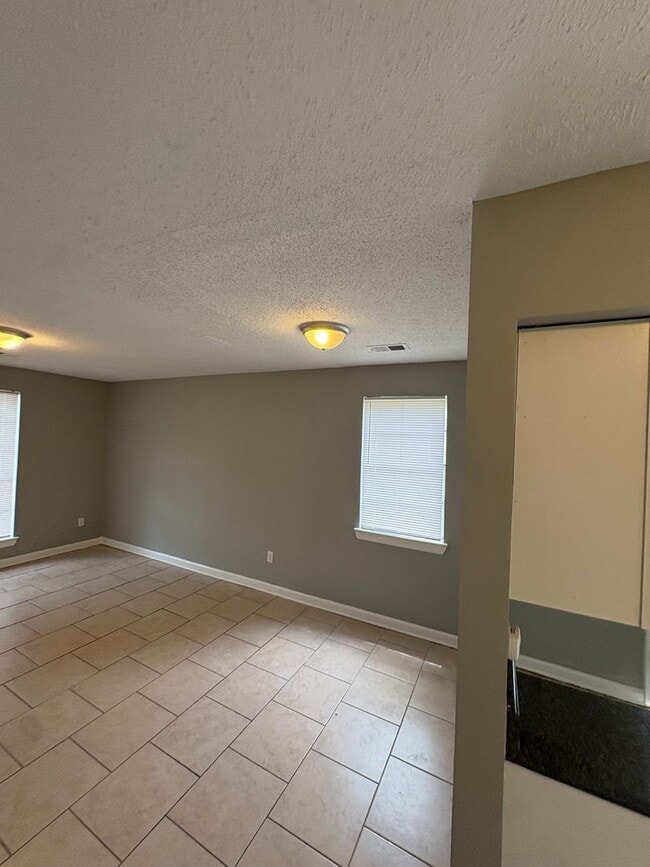 Building Photo - This 2BR/1BA includes a nice-sized living area, an ample kitchen, a fenced-in