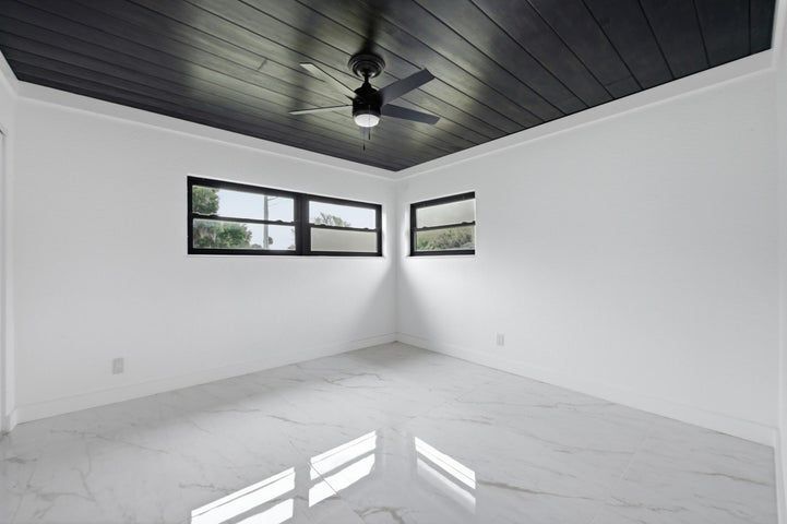 Building Photo - 2529 Rainbow Dr